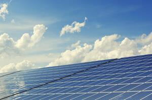 Bild vergr&ouml;&szlig;ern: Abgebildet ist eine Solaranlage auf einem Dach. 