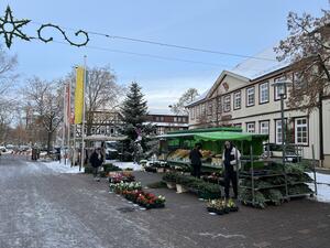 Bild vergr&ouml;&szlig;ern: Wochenmarkt vor dem Rathaus