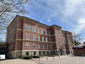 Bild vergr&ouml;&szlig;ern: Abgebildet ist die Front des Jacobson-Hauses bei blauem Himmel und Sonnenschein. 