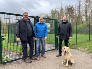 Bild vergr&ouml;&szlig;ern: B&uuml;rgermeister Erik Homann mit Hundedame Lila steht gemeinsam mit Uwe Zimmermann, Leiter des Fachbereichs Bau, sowie Andreas Br&uuml;nig, dem stellvertretenden Leiter des Baubetriebshofes vor der Hundewiese.