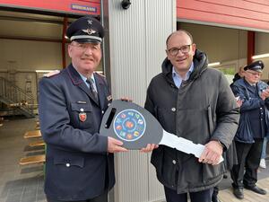 Bild vergr&ouml;&szlig;ern: B&uuml;rgermeister Erik Homann (r.) &uuml;berreichte die Schl&uuml;ssel.