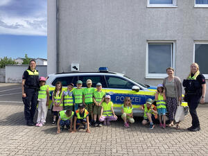 Bild vergr&ouml;&szlig;ern: Die Schulanf&auml;nger besuchten die Polizei.