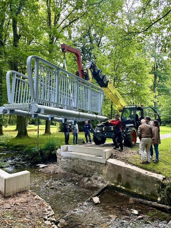 Bild vergr&ouml;&szlig;ern: 1 - Der Ausleger bugsiert die Br&uuml;cke an ihren Platz