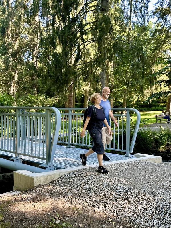 Bild vergr&ouml;&szlig;ern: 4 - Stefanie und Friedel Arendt nutzen die neue Br&uuml;cke