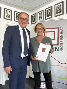 Bild vergr&ouml;&szlig;ern: Vier Jahrzehnte Einsatz f&uuml;r die Kinder in der Kita Spottberg, Karina Birkner mit B&uuml;rgermeister Erik Homann