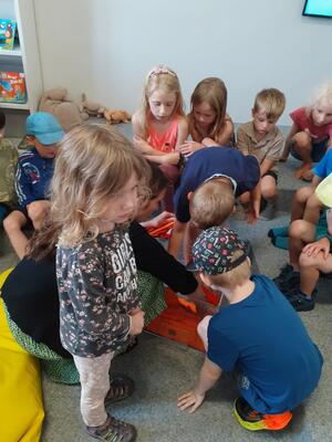Bild vergr&ouml;&szlig;ern: Kinder ziehen aus Lostrommel