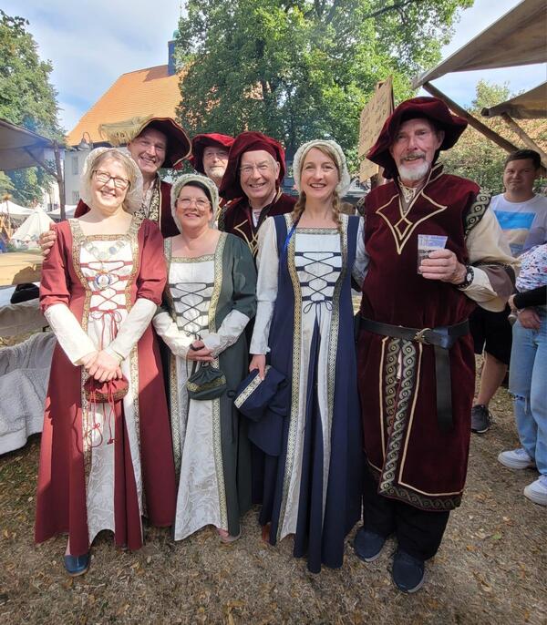 Bild vergr&ouml;&szlig;ern: Wantage - Gruppenfoto mit Gastgebern