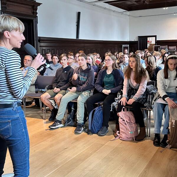Bild vergr&ouml;&szlig;ern: Projektmanagerin Catharina Schubert begr&uuml;&szlig;t Sch&uuml;lergruppe (2)