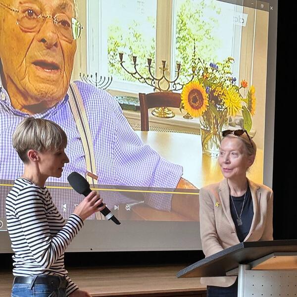 Bild vergr&ouml;&szlig;ern: Moderatorin Catharina Schubert mit Gunda Trepp (r.)
