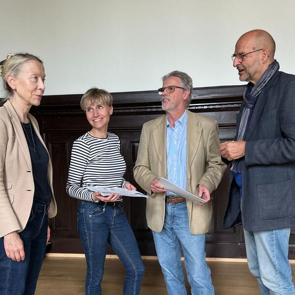 Bild vergr&ouml;&szlig;ern: Gunda Trepp, Catharina Schubert, Jacobson-Gymnasium Schulleiter Stefan Bungert, Filmautor Christian Walther 