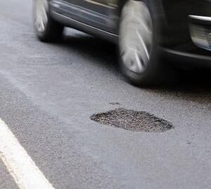 Bild vergr&ouml;&szlig;ern: Schlagloch auto