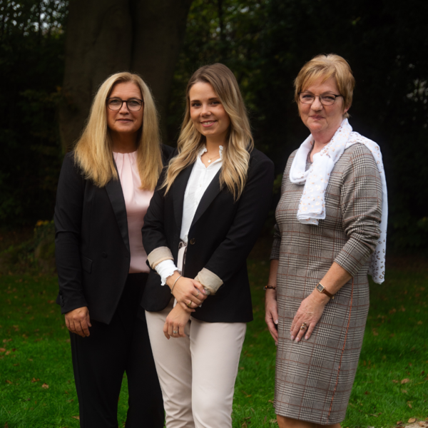 Bild vergr&ouml;&szlig;ern: Hochzeitsnacht - Standesbeamtinnen_Patricia Schmidt, Laura Omiecina, Beate Bergmann_v.l. 