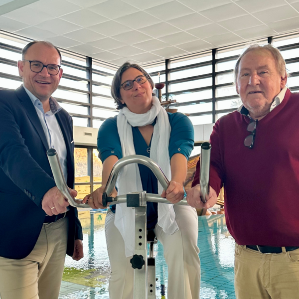 Bild vergr&ouml;&szlig;ern: B&uuml;rgermeister Erik Homann (l.) und Hans Walter Pallinger, Aufsichtsratsvorsitzender der Wirtschaftsbetriebe Seesen/Harz GmbH, hei&szlig;en Gesch&auml;ftsf&uuml;hrerin Kathrin Pahl in der Sehusa-Wasserwelt willkommen.  