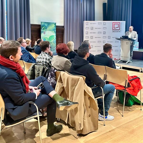 Bild vergr&ouml;&szlig;ern: Tagung Newkammer Asghari ohne Leinwand