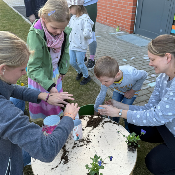 Bild vergr&ouml;&szlig;ern: Fr&uuml;hlingsbasteln Kita Rh&uuml;den1