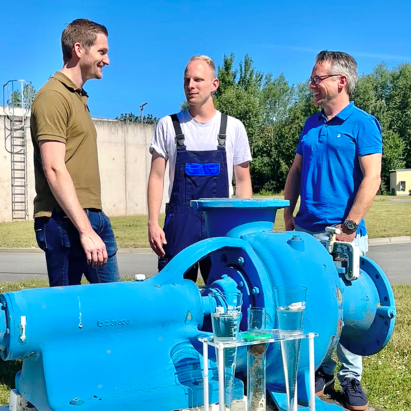 Bild vergr&ouml;&szlig;ern: Marius Bertram, Betriebsleiter Kl&auml;ranlage, Mathis Lehnhof, Fachkraft Abwassertechnik, Markus Timm, Fachbereichsleiter Zentrale Dienste und Perso