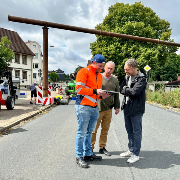 Bild vergr&ouml;&szlig;ern: Bauleiter Jonas Dornieden (ausf&uuml;hrendes Ingenieurb&uuml;ro) mit Michael Paetz und Puhlipp Schittenhelm (Bauamt Stadt)