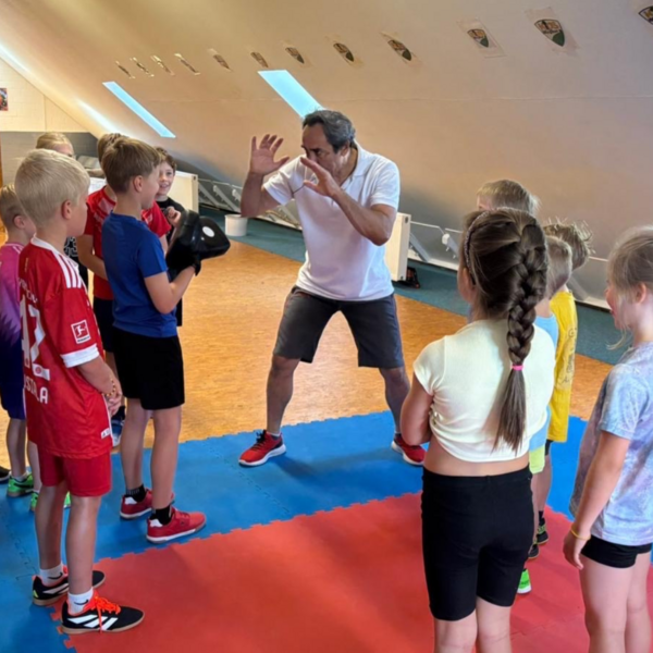 Bild vergr&ouml;&szlig;ern: Ferienpass Wing-Tsun