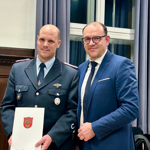 Bild vergr&ouml;&szlig;ern: Rat Ehrung Ernennung Feuerwehr (3)