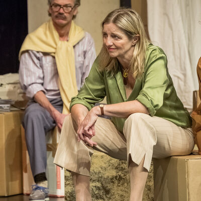 Bild vergr&ouml;&szlig;ern: Robert Eder in der Rolle des Rainer Maria und Meike Meiners in der Rolle der Britta (v.l.) stehen am 26. September 2017 w&auml;hrend der Probe des St&uuml;cks "Droomd&auml;nzers - Bl&uuml;tentr&auml;ume" (Kom&ouml;die von Lutz H&uuml;bner) auf der B&uuml;hne des Ohnsorg Theater in Hamburg. Die Premiere in der Regie von Meike Harten ist am 01.10.2017 im Ohnsorg Theater in Hamburg. &copy; Oliver Fantitsch, PF 201723, D-20207 HH, Deutschland, Tel: 040/562448, Tel: 0163/5405849, oliver@fantitsch.de, UST-ID: DE118809982