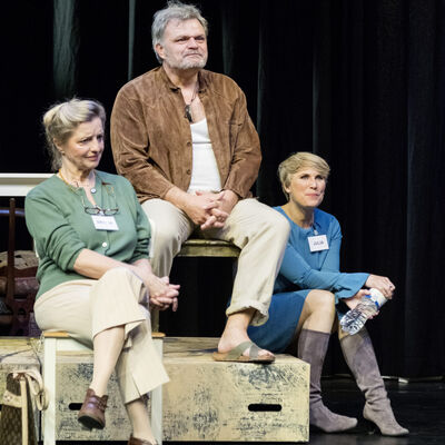 Bild vergr&ouml;&szlig;ern: Meike Meiners in der Rolle des Britta, Till Huster in der Rolle des Ulf und Birte Kretschmer in der Rolle der Julia (v.l.) stehen am 26. September 2017 w&auml;hrend der Probe des St&uuml;cks "Droomd&auml;nzers - Bl&uuml;tentr&auml;ume" (Kom&ouml;die von Lutz H&uuml;bner) auf der B&uuml;hne des Ohnsorg Theater in Hamburg. Die Premiere in der Regie von Meike Harten ist am 01.10.2017 im Ohnsorg Theater in Hamburg. &copy; Oliver Fantitsch, PF 201723, D-20207 HH, Deutschland, Tel: 040/562448, Tel: 0163/5405849, oliver@fantitsch.de, UST-ID: DE118809982