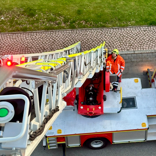 Bild vergr&ouml;&szlig;ern: Drehleiter (2)