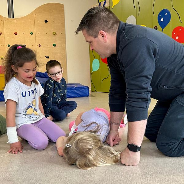 Bild vergr&ouml;&szlig;ern: Erste Hilfe Kita Schulplatz (2)