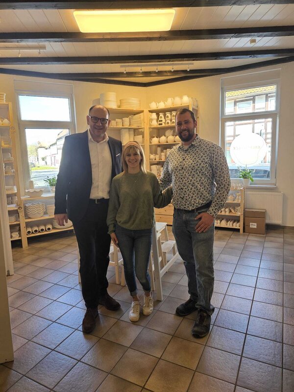 Bild vergr&ouml;&szlig;ern: B&uuml;rgermeister Homann mit Jennifer und Oliver G&ouml;cke im Kreativ-Eck