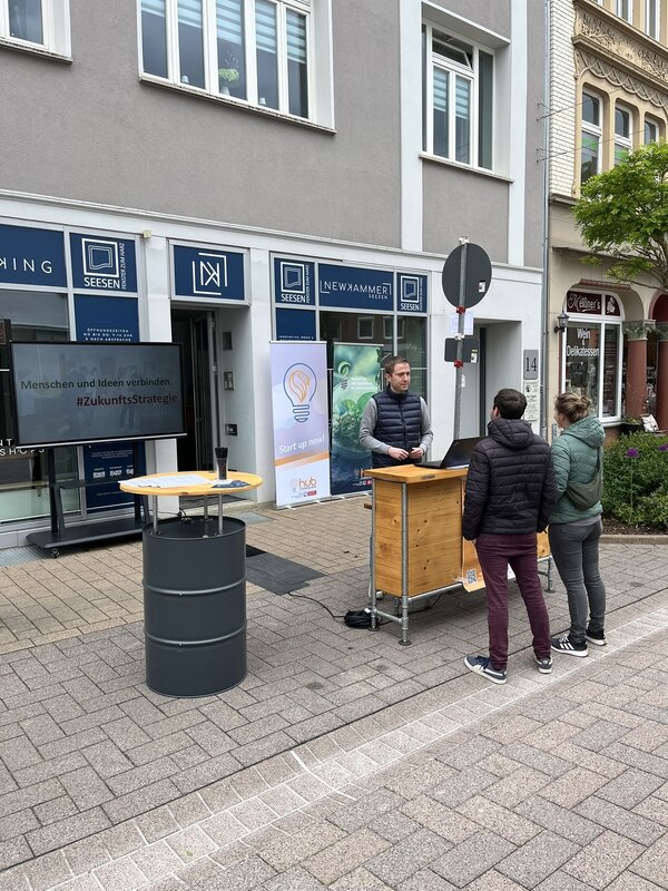 Bild vergr&ouml;&szlig;ern: Dr. Dierck Tietje vor der NewKammer beim Stadtfest Seesen (2024)