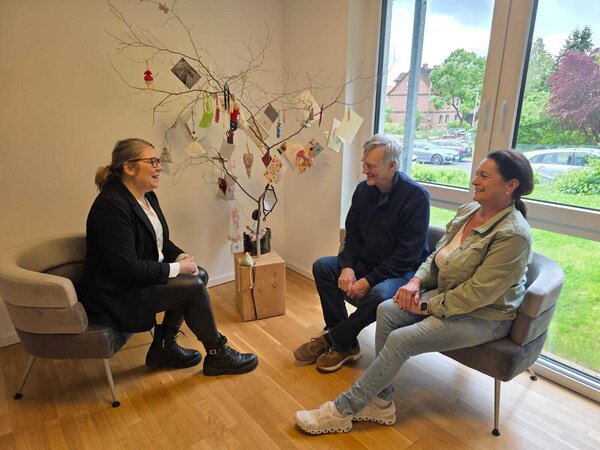 Bild vergr&ouml;&szlig;ern: Wirtschaftsf&ouml;rderung im Austausch mit Dr. med. Rainer-Joachim Gloeckner und Gesch&auml;ftsf&uuml;hrund Susanne Kleine