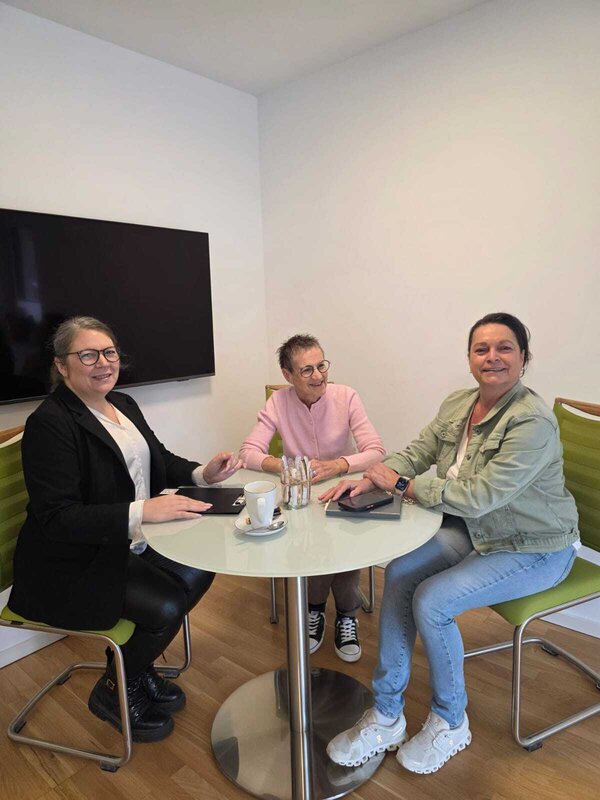 Bild vergr&ouml;&szlig;ern: Wirtschaftsf&ouml;rderung im Austausch mit Vorstandsmitglied Brigitte Levin und Gesch&auml;ftsf&uuml;hrerin Susanne Kleine