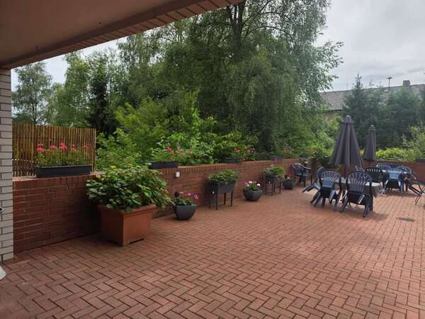 Bild vergr&ouml;&szlig;ern: Terrasse der Au&szlig;enanlage