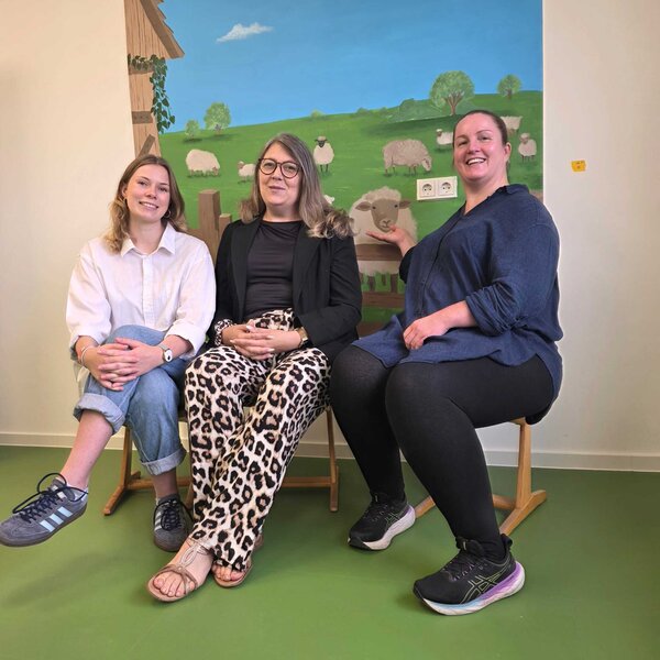 Bild vergr&ouml;&szlig;ern: Praxismanagerin und Dentalhygienikerin Lia Springer , Kim Klapproth und Dr. Jasmin Lang (v. l.)