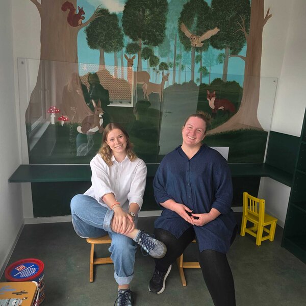 Bild vergr&ouml;&szlig;ern: Praxismanagerin und Dentalhygienikerin Lia Springer und Zahn&auml;rztin Dr. Jasmin Lang im Wartezimmer der ZahniOase