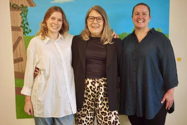 Bild vergr&ouml;&szlig;ern: Praxismanagerin und Dentalhygienikerin Lia Springer , Kim Klapproth und Dr. Jasmin Lang (v. l.)