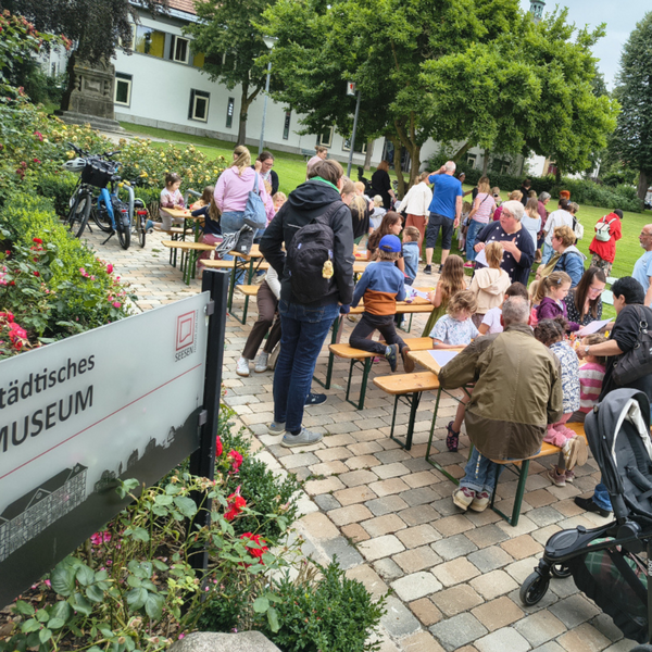 Bild vergr&ouml;&szlig;ern: Vorlesestunde Museum (2)