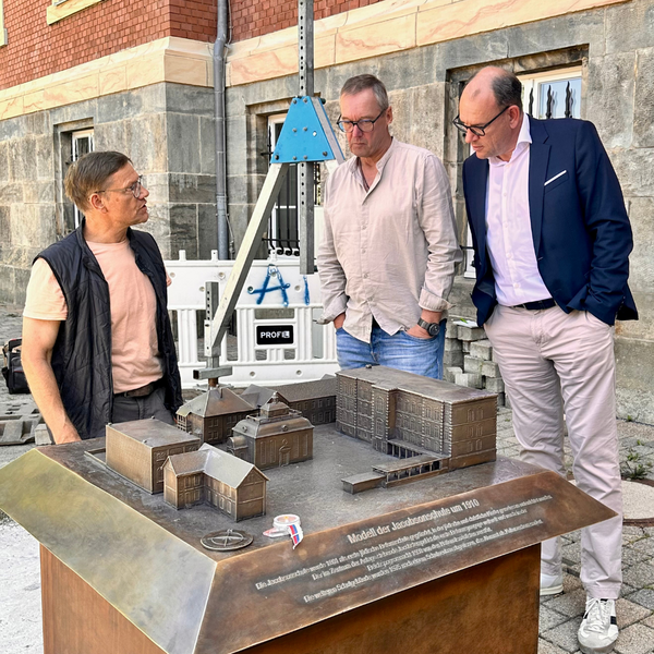 Bild vergr&ouml;&szlig;ern: Bronzemodell Jacobsonschule (4)