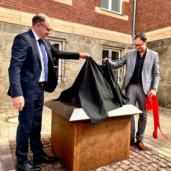 Bild vergr&ouml;&szlig;ern: Bronzemodell (3)