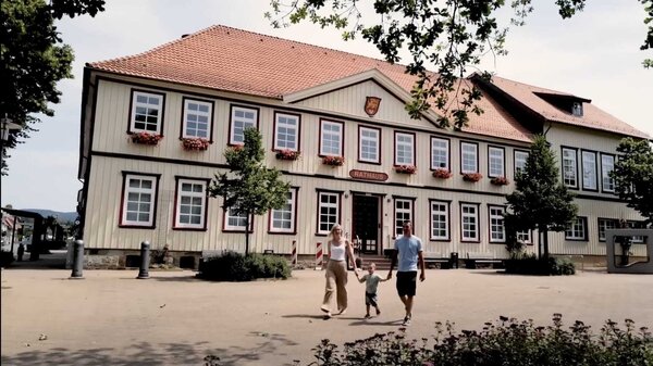 Bild vergr&ouml;&szlig;ern: rathaus ankommen